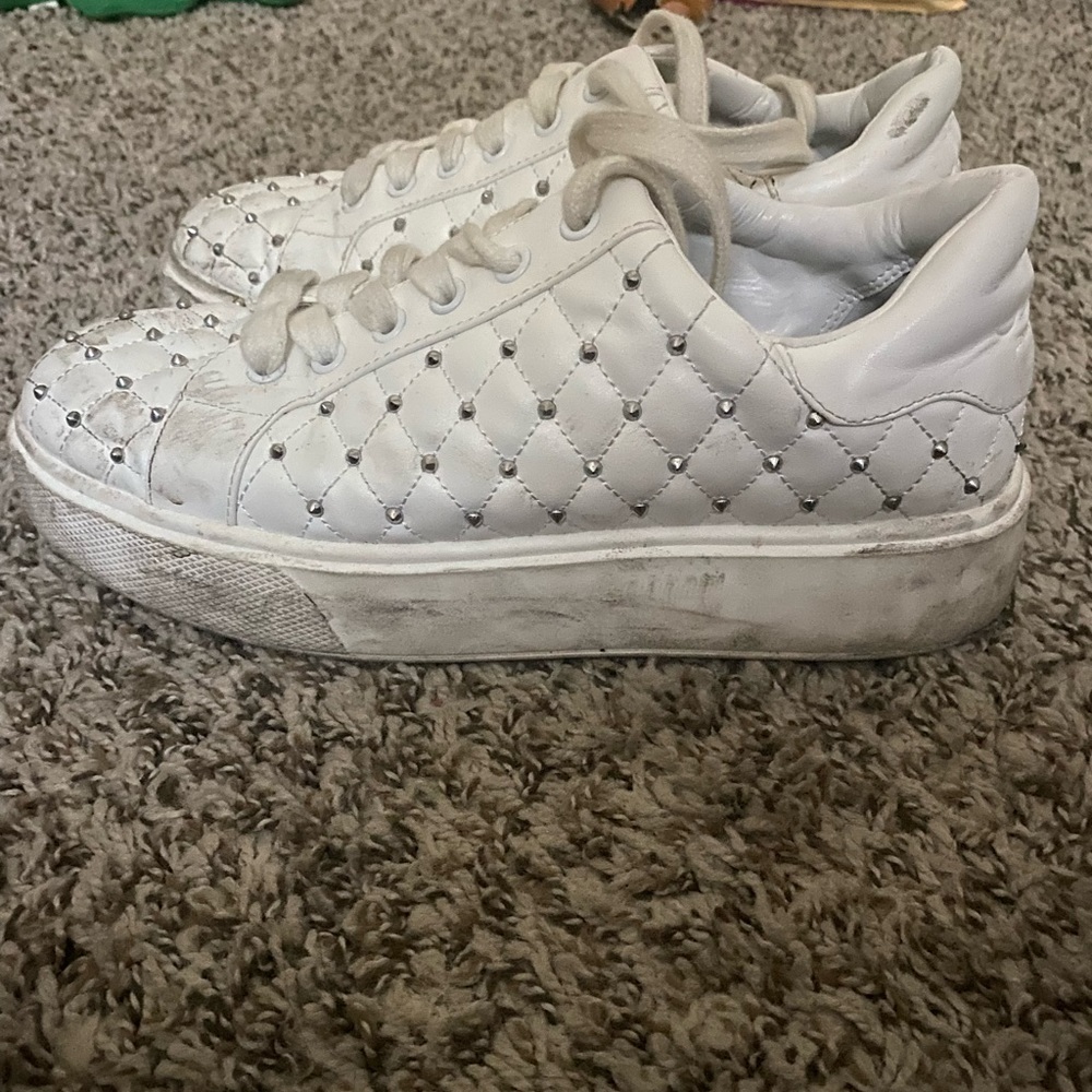 Jennifer Lopez fashion sneakers! Shoes are dirty but can and will be cleaned!